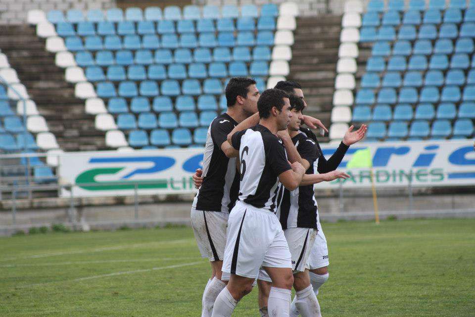 Jugadores de la UD Badajoz celebrando un gol.