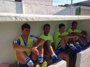 Jugadores suplentes en el partido de ayer.