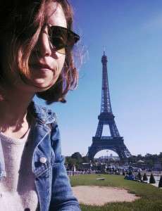 Victoria, con la Torre Eiffel de fondo. 