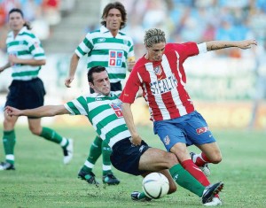 Fernando Torres pugna con un jugador del Sporting Portugal en el último Trofeo Ibérico | COLCHONEROS.COM