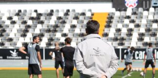 Fernando Estévez supervisando un entrenamiento del CD Badajoz
