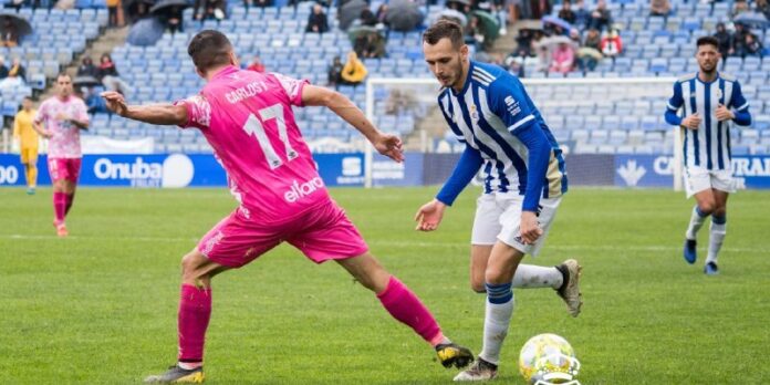 Carlos Portero con la camiseta del CD Badajoz en un partido contra el Recreativo de Huelva