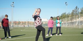 Mujeres de edad avanzada practicando deporte en Badajoz