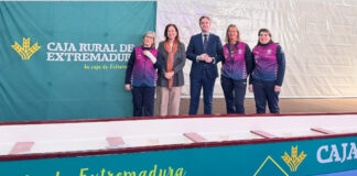 El Club Piragüismo Extremadura presenta su nuevo Barco Dragón