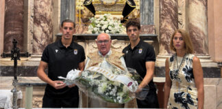 El Badajoz renueva su compromiso con la Patrona en la ofrenda a la Virgen de la Soledad