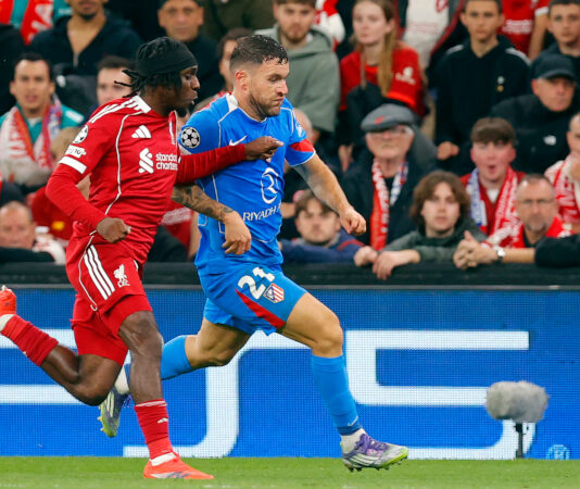 Javi Galán regresa a la titularidad sin victoria en Liverpool