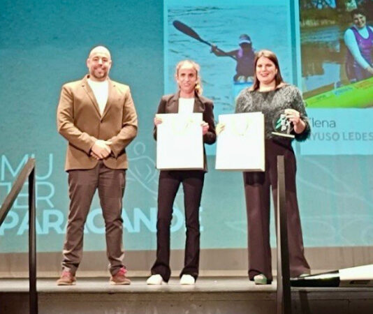 Elena Ayuso, reconocida como Mejor Mujer Paracanoe 2025 en la Gala del Piragüismo Extremeño