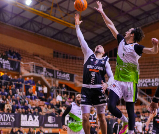 El Vítaly La Mar BCB sufre ante San Fernando pero mantiene el liderato