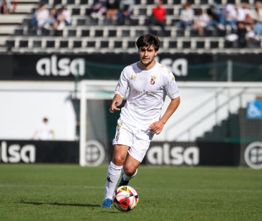 Adri Moyano refuerza el centro del campo del Badajoz