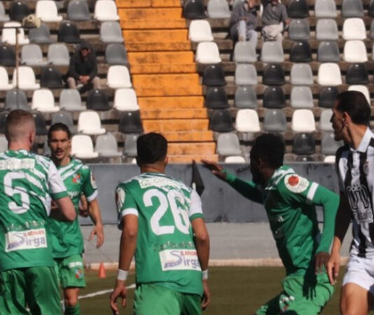 Un latigazo en el descuento frena al Badajoz