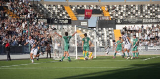 El Badajoz remonta al Cuarte en el descuento y se acerca al ascenso