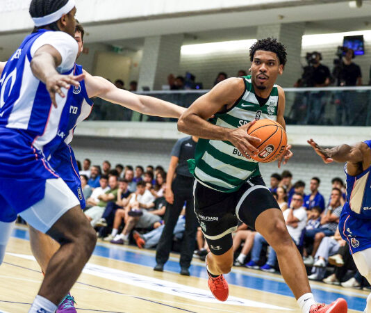 El BCB cierra la cesión de Uwais Razaque y completa su plantilla